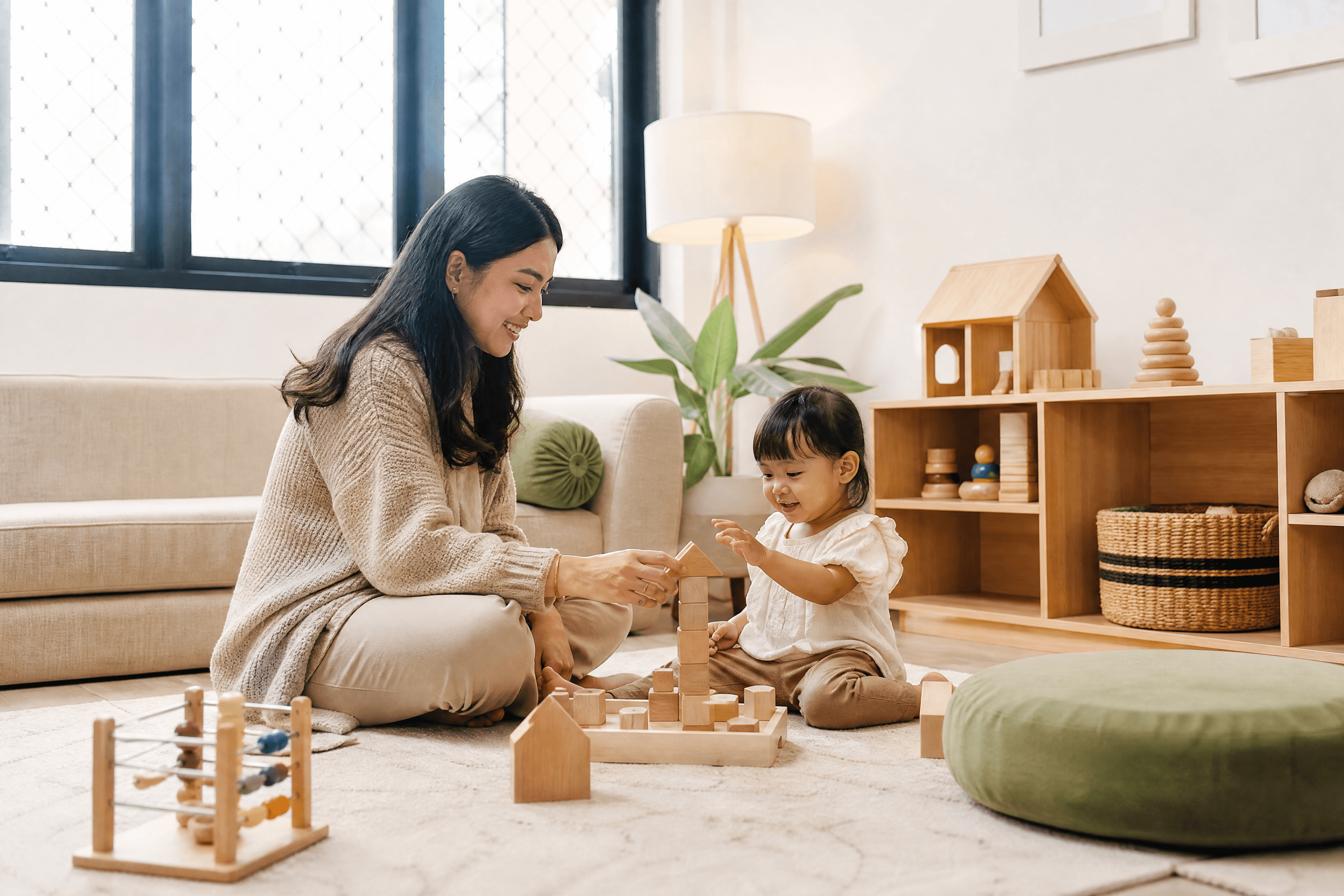 Terapis bermain balok bersama anak di ruang terapi yang terang